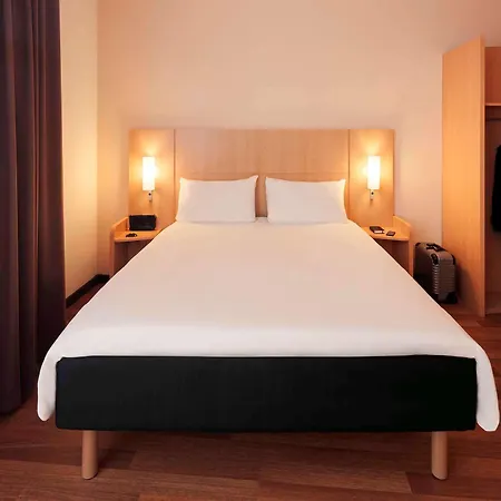 Ibis Altstadt Hotel 2*