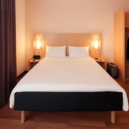 Ibis Altstadt Hotel 2*